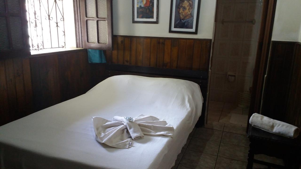 Hotel Madrid เมนเจส ภายนอก รูปภาพ